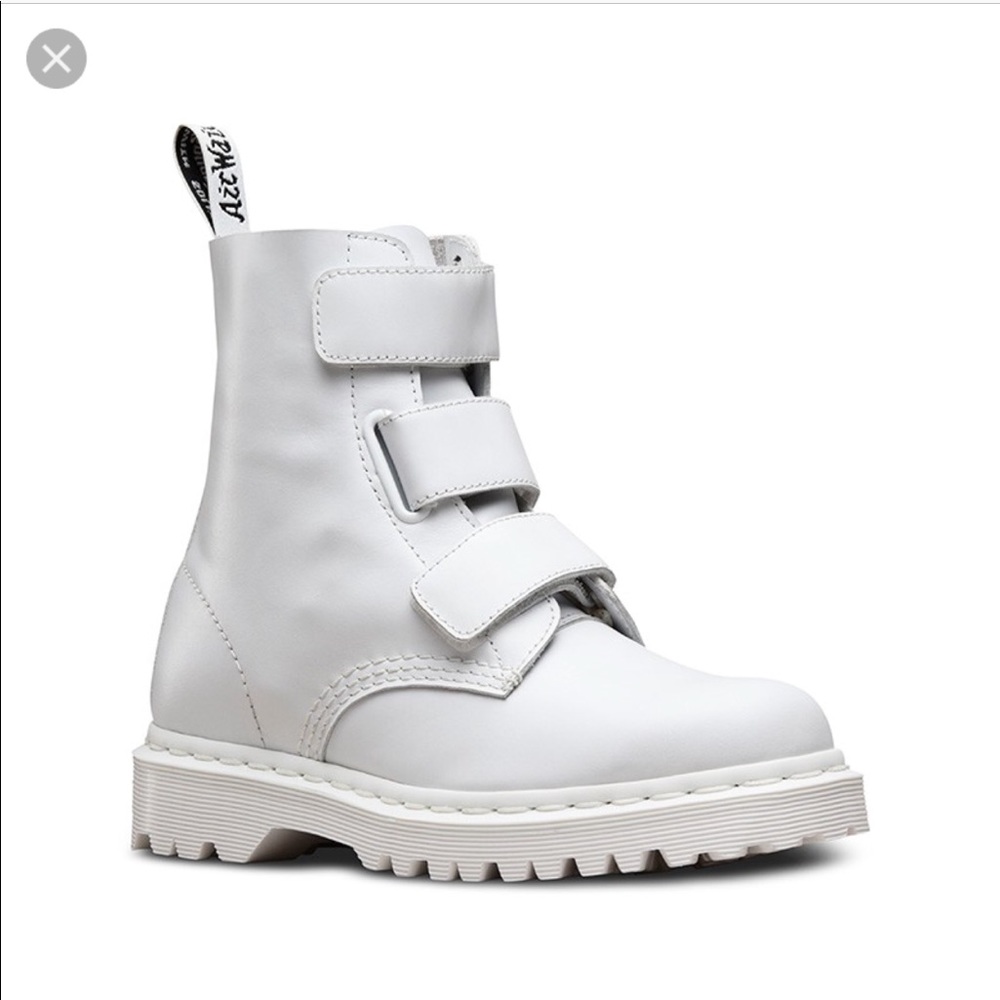 ISO DR MARTENS CORALIA BOOTS